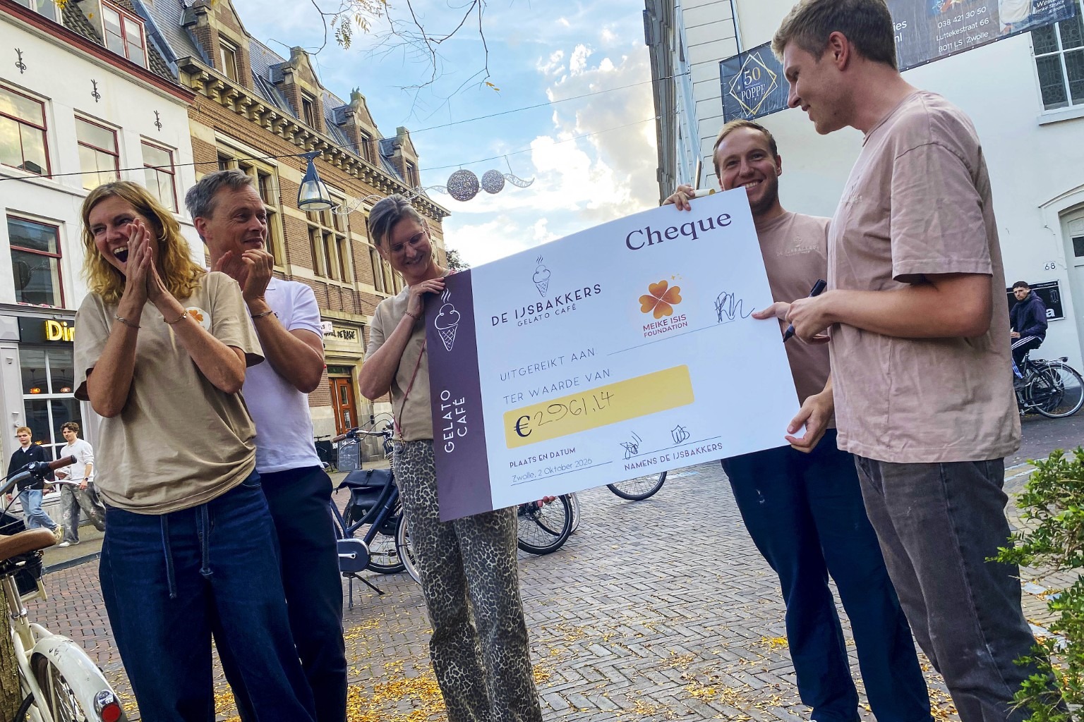 Cheque van 2961 euro voor de Meike Isis Foundation bij De IJsbakkers in Zwolle
