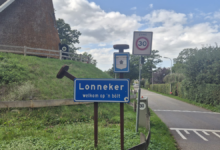 Dialectuiting op een bord in Zwolle als voorbeeld van streektaal in de openbare ruimte
