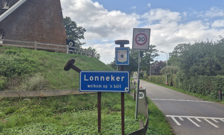 Dialectuiting op een bord in Zwolle als voorbeeld van streektaal in de openbare ruimte