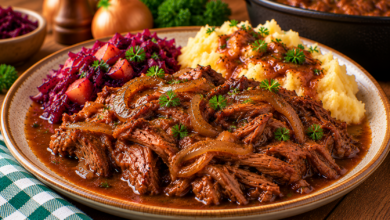 Mals draadjesvlees met dikke bruine uienjus, aardappelpuree en rodekool