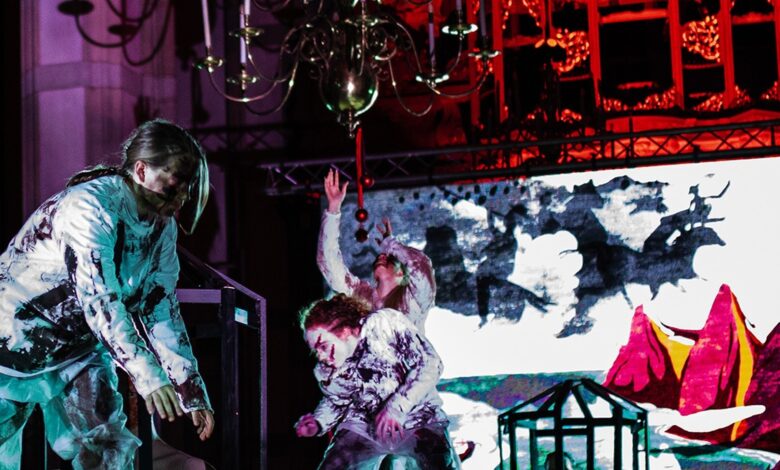 Spelers tijdens theatrale spooktocht van De Verhalenboot in Zwolle