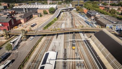 Spoorzone Zwolle met station Passerelle en spoorlijnen vanuit de lucht
