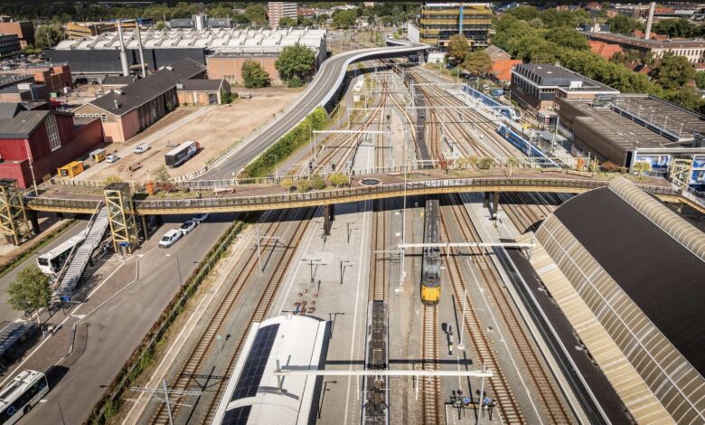 Spoorzone Zwolle met station Passerelle en spoorlijnen vanuit de lucht