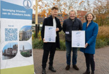 Jasper Nijveld, Peter Kamphuis en wethouder Gerdien Rots bij de uitreiking van de Pluim 2025-2026 voor de Passerelle in Zwolle