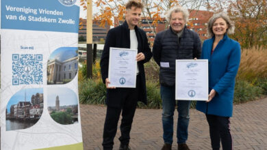 Jasper Nijveld, Peter Kamphuis en wethouder Gerdien Rots bij de uitreiking van de Pluim 2025-2026 voor de Passerelle in Zwolle