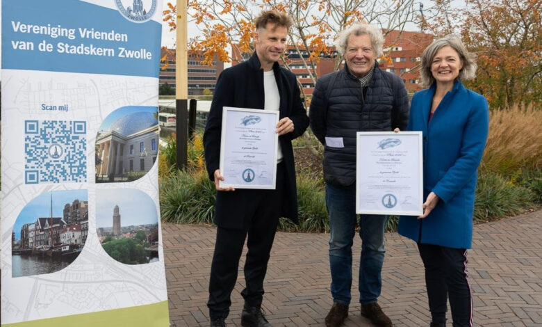 Jasper Nijveld, Peter Kamphuis en wethouder Gerdien Rots bij de uitreiking van de Pluim 2025-2026 voor de Passerelle in Zwolle