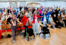 Bezoekers tijdens de eerste Vitaliteitsdag in De Samenstroom in Meppel