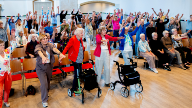 Bezoekers tijdens de eerste Vitaliteitsdag in De Samenstroom in Meppel