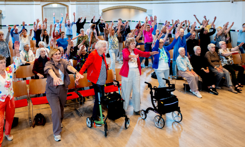 Bezoekers tijdens de eerste Vitaliteitsdag in De Samenstroom in Meppel