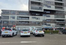 Parkeerplaats bij Winkelcentrum Stadshagen waar door bouwwerkzaamheden parkeerplaatsen zijn afgesloten