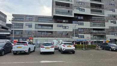 Parkeerplaats bij Winkelcentrum Stadshagen waar door bouwwerkzaamheden parkeerplaatsen zijn afgesloten