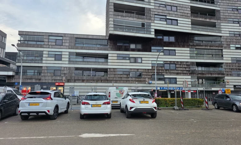 Parkeerplaats bij Winkelcentrum Stadshagen waar door bouwwerkzaamheden parkeerplaatsen zijn afgesloten