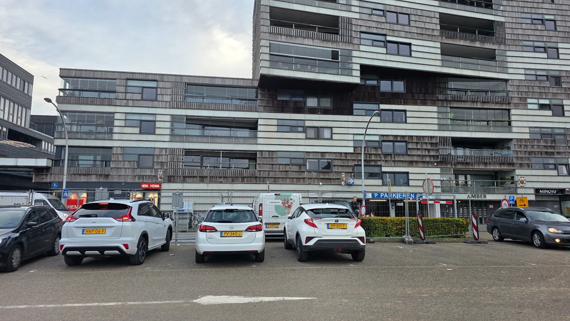 Parkeerplaats bij Winkelcentrum Stadshagen waar door bouwwerkzaamheden parkeerplaatsen zijn afgesloten